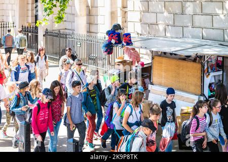 Londres, Royaume-Uni - 22 juin 2018: Groupe de voyage scolaire groupe d'adolescents enfants marchant sur le trottoir de rue de Whitehall Royaume-Uni Banque D'Images