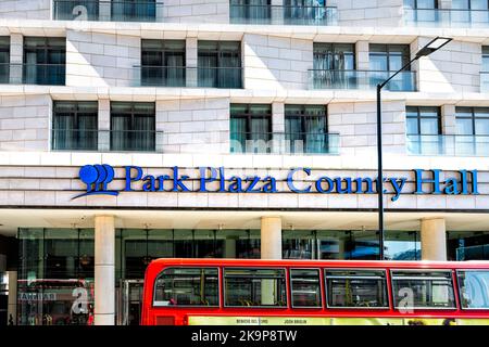 Londres, Royaume-Uni - 22 juin 2018: Panneau pour Park Plaza County Hall hôtel à l'extérieur du bâtiment sur la rue avec bus rouge à impériale Banque D'Images