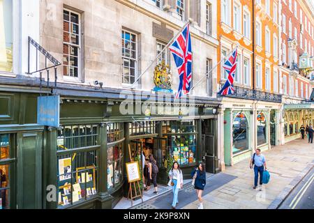 Londres, Royaume-Uni - 22 juin 2018 : librairie au détail Hatchards, grand magasin Fortnum & Mason avec drapeaux britanniques, personnes sur la rue Piccadilly Banque D'Images