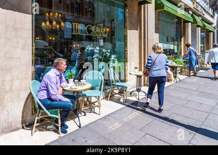 Londres, Royaume-Uni - 22 juin 2018: Les gens assis à la boulangerie café restaurant le Grand servant le thé de l'après-midi Royaume-Uni avec chaises de trottoir table Banque D'Images