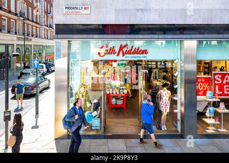 Londres, Royaume-Uni - 22 juin 2018: Royaume-Uni Piccadilly Circus Street Road avec architecture moderne au-dessus de la rue, Cath Kidston magasin boutique boutique Banque D'Images