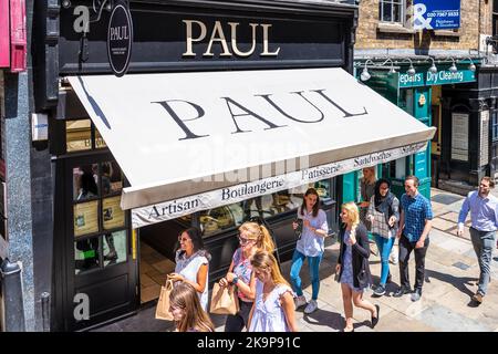 Londres, Royaume-Uni - 22 juin 2018: Vue de haut angle sur Paul boulangerie française, sandwich shop café restaurant signe avec les gens sur la rue Fleet Banque D'Images