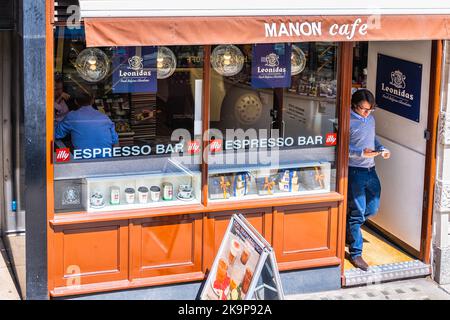Londres, Royaume-Uni - 22 juin 2018: Manon café restaurant boulangerie servant Leonidas chocolat chaud belge frais avec homme d'affaires sur Fleet Street Banque D'Images
