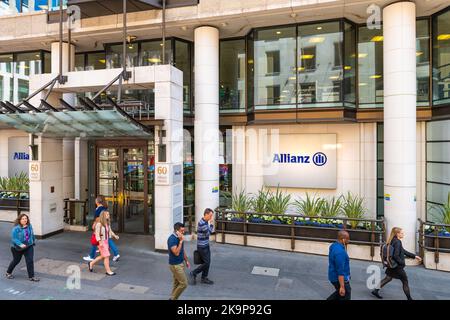 Londres, Royaume-Uni - 22 juin 2018: Siège social de la société Allianz multinationale de services financiers avec des gens d'affaires Banque D'Images