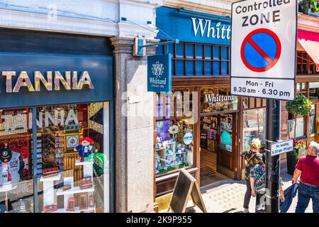 Londres, Royaume-Uni - 22 juin 2018: People by Whittard de Chelsea 1886 thé café et chocolat chaud magasin boutique sur Buckingham Palace Road Banque D'Images