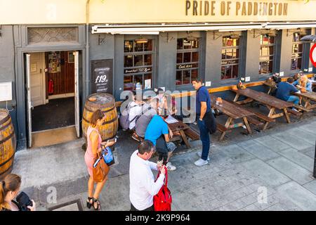 Londres, Royaume-Uni - 22 juin 2018: Personnes marchant par le trottoir dehors assis à l'extérieur de Kensington Street Pride of Paddington bar pub en été Banque D'Images