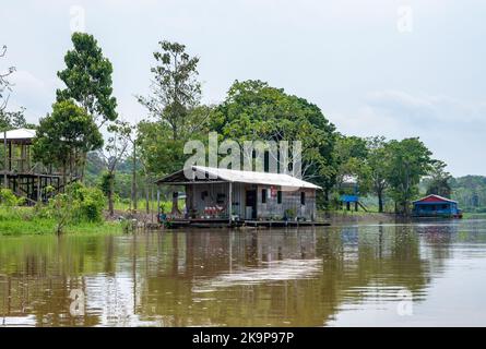 Maisons flottantes construites pour combattre les inondations de la saison le long de la rivière Amazone. Manaus, Amazonas, Brésil Banque D'Images