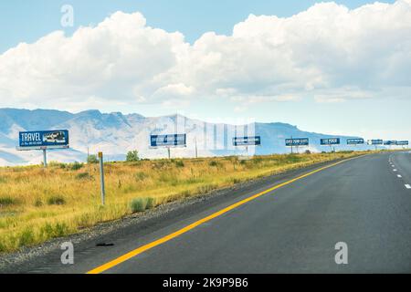 Bonneville Salt Flats, Etats-Unis - 27 juillet 2019: Rangée de panneaux publicitaires sur le bord de la route à l'autoroute 80 de l'Utah Lincoln près de Wendover, Nevada Banque D'Images