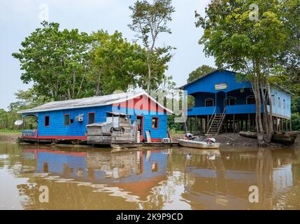 Maisons flottantes construites pour combattre les inondations de la saison le long de la rivière Amazone. Manaus, Amazonas, Brésil Banque D'Images