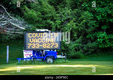 Banner Elk, Etats-Unis - 23 juin 2021: Ville de Caroline du Nord campagne route rue par signe électronique pour le vaccin Covid 19 message pour le coronavirus 19 Banque D'Images