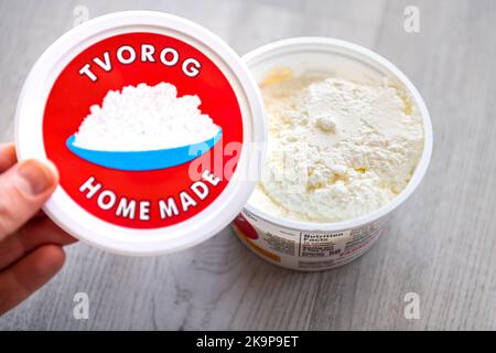 Hollywood, Etats-Unis - 16 juillet 2021: Macro-gros plan du fromage de fermier de style russe tvorog produit avec l'étiquette de four Seasons Dairy Brand Banque D'Images