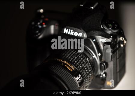 Herndon, Etats-Unis - 1 novembre 2020: Macro-gros plan de japonais fabriqué au Japon Nikon DSLR appareil photo reflex numérique à objectif unique modèle D850 fond noir Banque D'Images