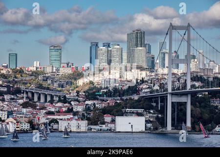 Istanbul, Turquie. 29th octobre 2022. Les courses de yacht internationales présidentielles de Turquie 3rd se sont tenues au Bosphore à Istanbul pendant le 99th anniversaire du 29th octobre jour de la République. Crédit : SOPA Images Limited/Alamy Live News Banque D'Images