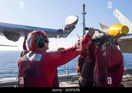 221028-N-ZG822-1396 MER ADRIATIQUE (28 octobre 2022) des marins déplacent leur ordnance à bord du porte-avions de la classe Nimitz USS George H.W. Bush (CVN 77) pendant l'activité de vigilance Neptune Strike 2022,2 (NEST 22,2) menée par l'OTAN, le 28 octobre 2022. NEST 22,2 est l'évolution naturelle de la capacité de l'OTAN à intégrer les capacités de guerre maritime haut de gamme d'un groupe de grève des transporteurs pour soutenir la défense de l'alliance en Europe. (É.-U. Photo de la marine par Jacqueline Pitts, spécialiste des communications de masse, classe 2nd) Banque D'Images