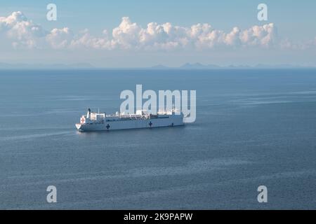 PUERTO BARRIOS, Guatemala (oct 28, 2022)—le navire-hôpital USNS Comfort (T-AH 20) est ancré au large de la côte de Puerto Barrios, au Guatemala, le 28 octobre 2022. Comfort est déployé à la flotte américaine 4th afin de soutenir la poursuite de Promise 2022, une mission d'aide humanitaire et de bonne volonté qui mène des soins médicaux directs, des soins vétérinaires expéditionnaires et des échanges d'experts en la matière avec cinq pays partenaires des Caraïbes, d'Amérique centrale et d'Amérique du Sud. (É.-U. Photo de la marine par le spécialiste des communications de masse 1st classe James Mullen) Banque D'Images