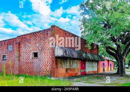 Un centre commercial abandonné est photographié, le 24 octobre 2022, à Bayou la Batre, Alabama. Le bâtiment abandonné est l'un des nombreux dans la région. La petite pêche v Banque D'Images