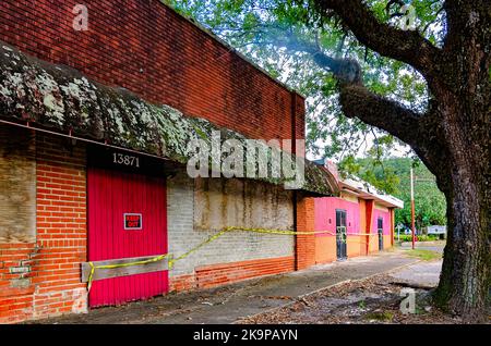 Un centre commercial abandonné est photographié, le 24 octobre 2022, à Bayou la Batre, Alabama. Le bâtiment abandonné est l'un des nombreux dans la région. La petite pêche v Banque D'Images