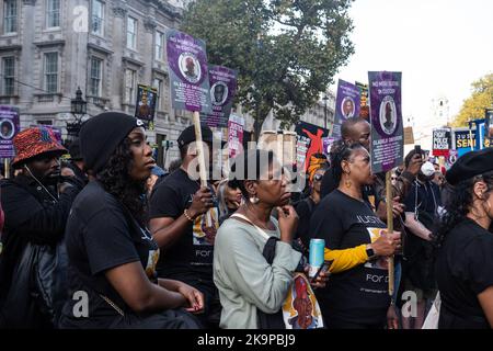 Les parents de Chris Kaba, Oladeji Omishore, Matthew Leahy, Jack Susianta et Leon Patterson ont remis une lettre signée à Downing Street. Londres/UK 29th octobre 2022, Aubrey Fagon/Alay Live News Banque D'Images