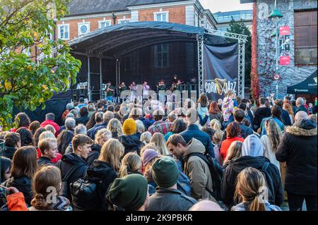 Cork, Irlande. 29th octobre 2022. Dans le cadre du festival de jazz Guinness Cork en 44th, le groupe de jazz de Cork, « Code of Behavior », a joué la scène devant l'Opéra de Cork ce soir, attirant des centaines de fans de jazz. Le festival se poursuit jusqu'à lundi. Crédit : AG News/Alay Live News Banque D'Images