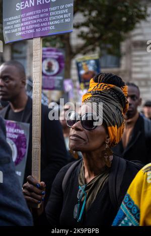 Les parents de Chris Kaba, Oladeji Omishore, Matthew Leahy, Jack Susianta et Leon Patterson ont remis une lettre signée à Downing Street. Londres/UK 29th octobre 2022, Aubrey Fagon/Alay Live News Banque D'Images