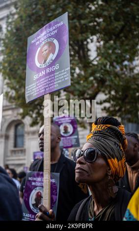 Les parents de Chris Kaba, Oladeji Omishore, Matthew Leahy, Jack Susianta et Leon Patterson ont remis une lettre signée à Downing Street. Londres/UK 29th octobre 2022, Aubrey Fagon/Alay Live News Banque D'Images