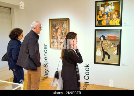 Les touristes et les habitants de la région apprécient les galeries à Goma ou. Musée d'art moderne de Glasgow, tableaux Stanley spencer et beryl Cook Banque D'Images