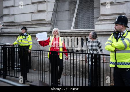 Les parents de Chris Kaba, Oladeji Omishore, Matthew Leahy, Jack Susianta et Leon Patterson ont remis une lettre signée à Downing Street. Londres/UK 29th octobre 2022, Aubrey Fagon/Alay Live News Banque D'Images