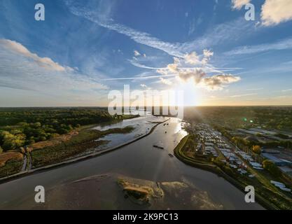 Une vue aérienne au coucher du soleil sur la rivière Deben à Melton à Suffolk, Royaume-Uni Banque D'Images