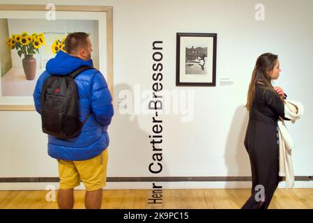 Les touristes et les habitants apprécient les galeries de goma ou. Musée d'art moderne de Glasgow David Hockney peinture de fleurs pf et photographie d'henri cartier bresson Banque D'Images