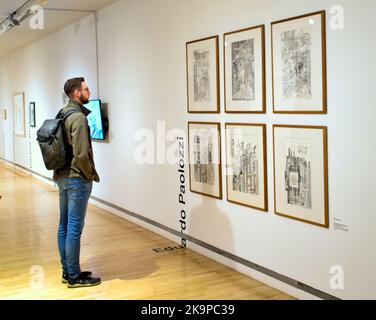 Les touristes et les habitants de la région apprécient les galeries à Goma ou. Musée d'art moderne de Glasgow tableaux Eduardo Paolozzi Banque D'Images