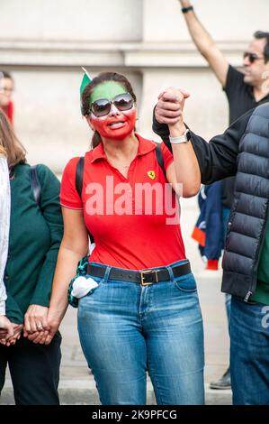 Londres, Royaume-Uni. 29th octobre 2022. Les Iraniens forment la chaîne humaine. Manifestation à Londres au sujet de la mort de Mahsa Amini dans les mains de la police morale iranienne pour avoir mal porté son hijab. Credit: JOHNNY ARMSTEAD/Alamy Live News Banque D'Images