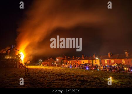 Russthall, Tunbridge Wells, Kent, Royaume-Uni. 29 octobre 2022. Un feu de camp avec feu d'artifice est éclairé sur le vert du village de Rushall où les foules se rassemblent pour cet événement gratuit. Un effigie de la sinistre couche est mis sur un grand feu de joie, pour marquer halloween et le début de la saison des feux de joie. ©Sarah Mott / Alamy Live News. Banque D'Images