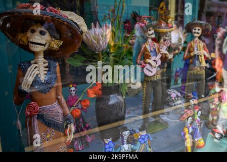 Londres, Royaume-Uni. 2nd janvier 2020. Gros plan d'une vitrine de magasin pendant l'événement Day of the Dead à Columbia Road, Londres. Les magasins de Columbia Road célèbrent le Festival des morts de Londres le 29th octobre 2022 à partir de 12pm. (Credit image: © Pietro Recchia/SOPA Images via ZUMA Press Wire) Banque D'Images