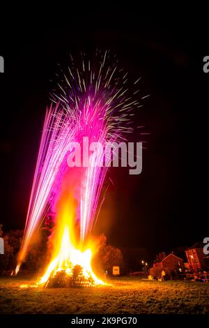 Russthall, Tunbridge Wells, Kent, Royaume-Uni. 29 octobre 2022. Un feu de camp avec feu d'artifice est éclairé sur le vert du village de Rushall où les foules se rassemblent pour cet événement gratuit. Un effigie de la sinistre couche est mis sur un grand feu de joie, pour marquer halloween et le début de la saison des feux de joie. ©Sarah Mott / Alamy Live News. Banque D'Images