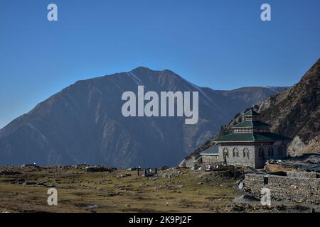 Peer Ki Gali, Cachemire, Inde. 29th octobre 2022. Une vue générale du sanctuaire de saint Sheikh Ahmed Karim, au col de PIR Panjal, également appelé Peer Ki Gali, vers 100kms, au sud de Srinagar, la capitale estivale de Jammu & Cachemire. Le col de PIR Panjal, est un col de montagne et une destination touristique située dans la chaîne de PIR Panjal de Jammu-et-Cachemire. C'est le point le plus haut sur la route de Mughal à 3 490m, au-dessus du niveau de la mer. La route de Mughal, comme son nom l'indique, a été historiquement créée et utilisée par les empereurs de Mughal. C'est l'itinéraire qu'Akbar a emprunté pour conquérir le Cachemire en 1586. (Credit image: © Saqib Majeed/ Cr Banque D'Images