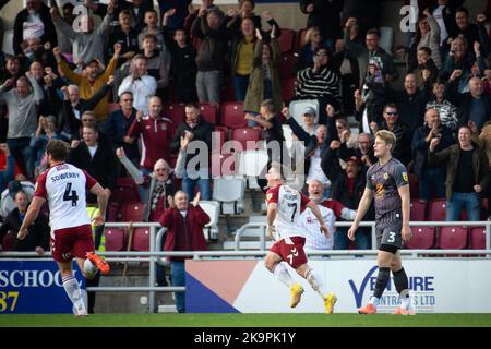 Northampton, Royaume-Uni. 29th octobre 2022. Sam Hoskins, de Northampton Town (c) célèbre après avoir mis ses équipes à l'objectif 1st. EFL Skybet football League Two Match, Northampton Town / Newport County au stade Sixfields de Northampton le samedi 29th octobre 2022. Cette image ne peut être utilisée qu'à des fins éditoriales. Utilisation éditoriale uniquement, licence requise pour une utilisation commerciale. Pas d'utilisation dans les Paris, les jeux ou un seul club/ligue/joueur publications.pic par crédit: Andrew Orchard sports photographie/Alamy Live News Banque D'Images