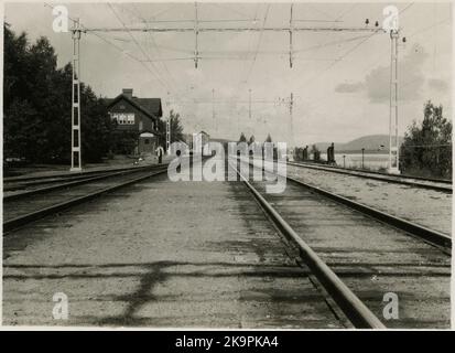 Bangården, ligne de contact et maison de gare. Banque D'Images