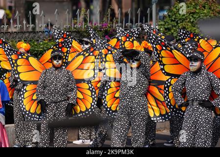 Mexico, Mexique. 29th octobre 2022. Des artistes costumés de papillons monarques attendent au soleil le début de la Grande Parade des morts pour célébrer les vacances de Dia de los Muertos sur le Paseo de la Reforma, 29 octobre 2022 à Mexico, Mexique. Crédit : Richard Ellis/Richard Ellis/Alay Live News Banque D'Images