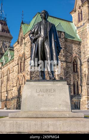 Ottawa (Ontario) - 19 octobre 2022 : mémorial de Sir Wilfred Laurier devant l'édifice de l'est, sur la colline du Parlement du Canada. Banque D'Images