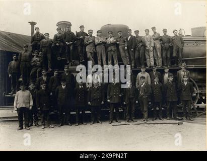 Personnel à la gare de Hallsberg en 1910. Debout première ligne dans le maître de locomotive du milieu Lindqvist, sur son côté droit écuries Carl Johan Eriksson et sur le côté gauche repaper Lindskog.sj B 1372 Banque D'Images