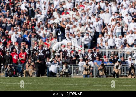 University Park, Pennsylvanie, États-Unis. 29th octobre 2022. Le receveur général des Nittany Lions de Penn State Parker Washington (3) est tout seul au fond du backfield pour une capture incontestée pendant le match entre les Buckeyes de l'État de l'Ohio et les Nittany Lions de Penn State au stade Beaver, à University Park, en Pennsylvanie. (Image de crédit : © Scott Stuart/ZUMA Press Wire) Banque D'Images