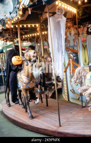 Horseman sans tête Décoration d'Halloween sur le carrousel à Bryant Park, NYC, USA 2022 Banque D'Images