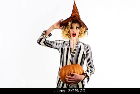 Halloween surprise sorcière avec la citrouille magique. Belle femme en chapeau de sorcières avec Jack-o-lanterne Banque D'Images