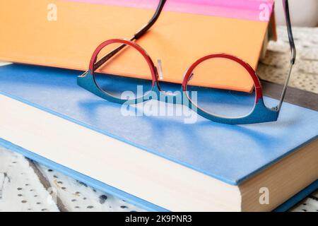 Encore la vie de lunettes sur les livres reliés, États-Unis 2022 Banque D'Images