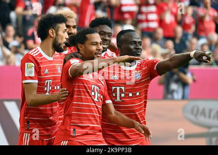 Munich, Allemagne. 29th octobre 2022. Goaljubel Serge GNABRY (FC Bayern Munich) après le but de 1-0 avec Noussair Mahraoui (li, FC Bayern Munich), Eric Maxim Choupo-Moting (FC Bayern Munich), Alphonso DAVIES (FC Bayern Munich). Sadio MANE (FC Bayern Munich), jubilation, joie, enthousiasme, action. Football 1st Bundesliga saison 2022/2023, 12th match, matchday12, FC Bayern Munich - 1.FSV FSV Mainz 05 6-2 on 29.10.2022, ALLIANZAREN A. ? Credit: dpa/Alay Live News Banque D'Images