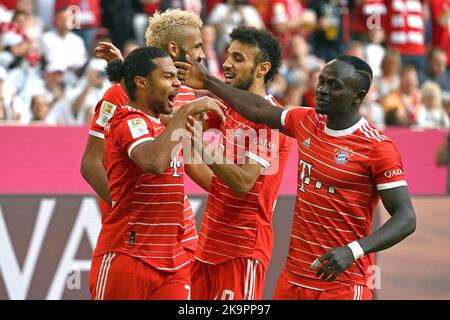 Munich, Allemagne. 29th octobre 2022. Goaljubel de gauche: Serge GNABRY (FC Bayern Munich) après le but de 1-0 avec Eric Maxim Choupo-Moting (FC Bayern Munich), Noussair Mazooui (FC Bayern Munich) et Sadio MANE (FC Bayern Munich), jubilation, joie, enthousiasme, action. Football 1st Bundesliga saison 2022/2023, 12th match, matchday12, FC Bayern Munich - 1.FSV FSV Mainz 05 6-2 on 29.10.2022, ALLIANZAREN A. ? Credit: dpa/Alay Live News Banque D'Images