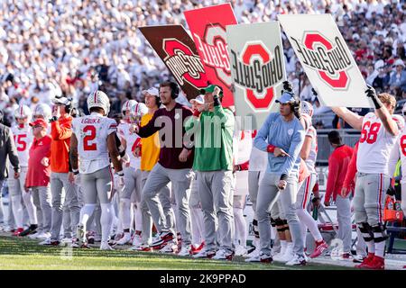 University Park, Pennsylvanie, États-Unis. 29th octobre 2022. Les entraîneurs de l'Ohio State Buckeyes signalent l'infraction pendant le match entre les Ohio State Buckeyes et les Nittany Lions de l'État de Pennsylvanie au stade Beaver, University Park, Pennsylvanie. (Image de crédit : © Scott Stuart/ZUMA Press Wire) Banque D'Images