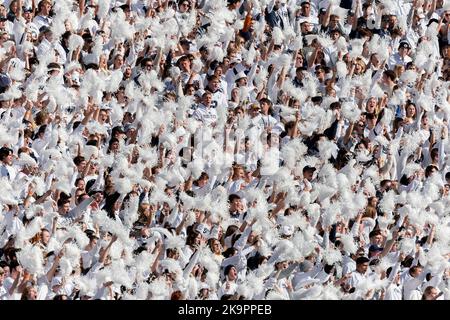 University Park, Pennsylvanie, États-Unis. 29th octobre 2022. Les étudiants des Nittany Lions de l'État de Pennsylvanie applaudissent pendant le match entre les Buckeyes de l'État de l'Ohio et les Nittany Lions de l'État de Pennsylvanie au stade Beaver, à University Park, en Pennsylvanie. (Image de crédit : © Scott Stuart/ZUMA Press Wire) Banque D'Images