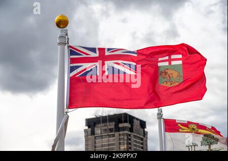 Drapeau du Manitoba renonçant à une journée canadienne nuageuse. Banque D'Images