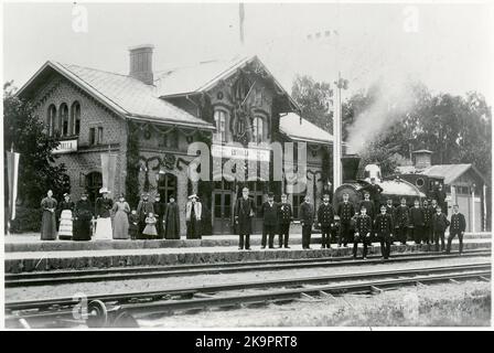 Edsvalla 18/9-1895 station décorée à l'occasion du roi Oscar 2 séjour à la gare sur le voyage Kil-Mellerud.station construit 1879-80. Maison de gare d'un étage et demi en brique.BJ, chemin de fer de Bergslagerna Banque D'Images